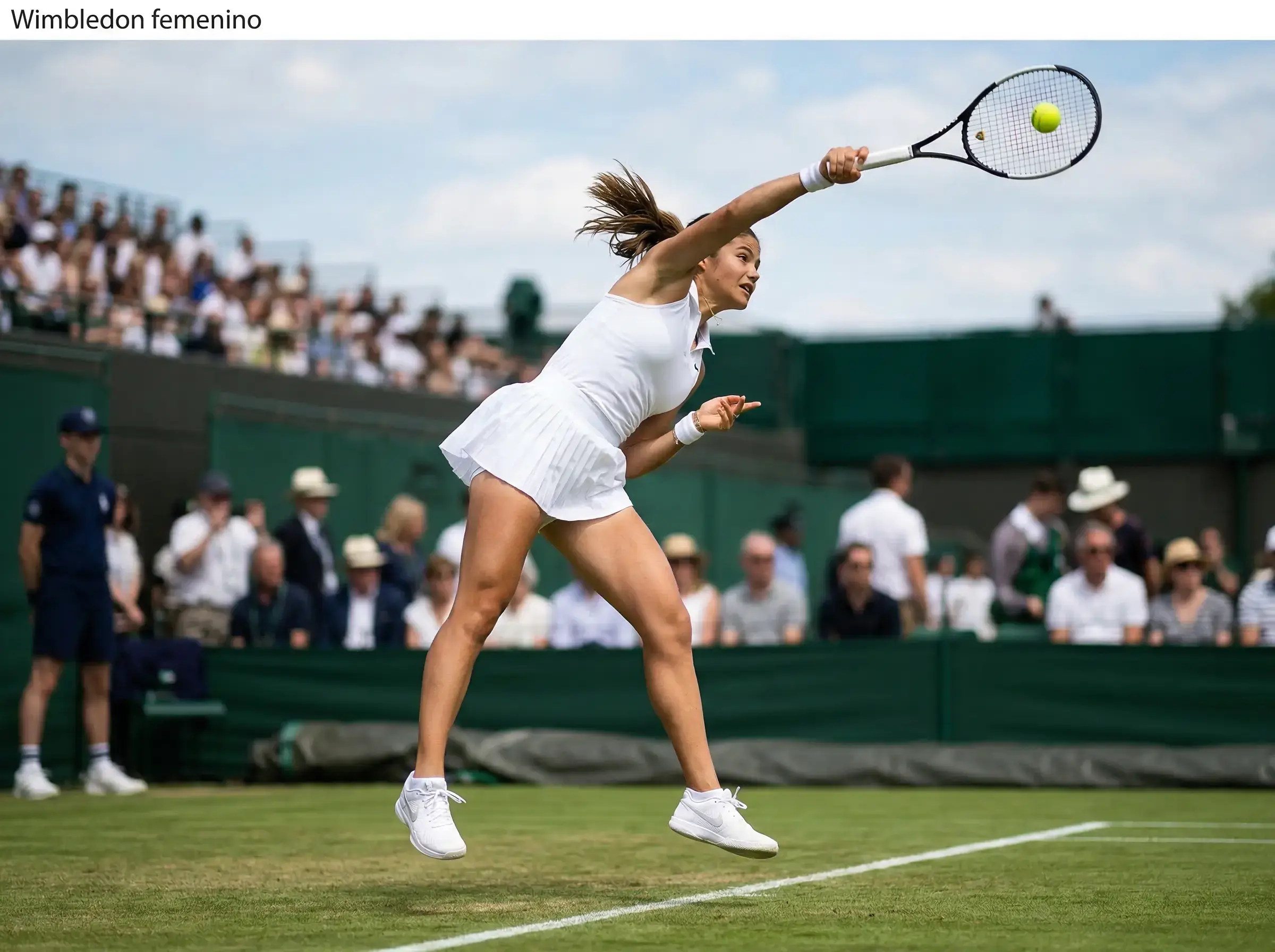 Jugadora de tenis sirviendo en la pista de hierba de Wimbledon durante un partido del cuadro femenino