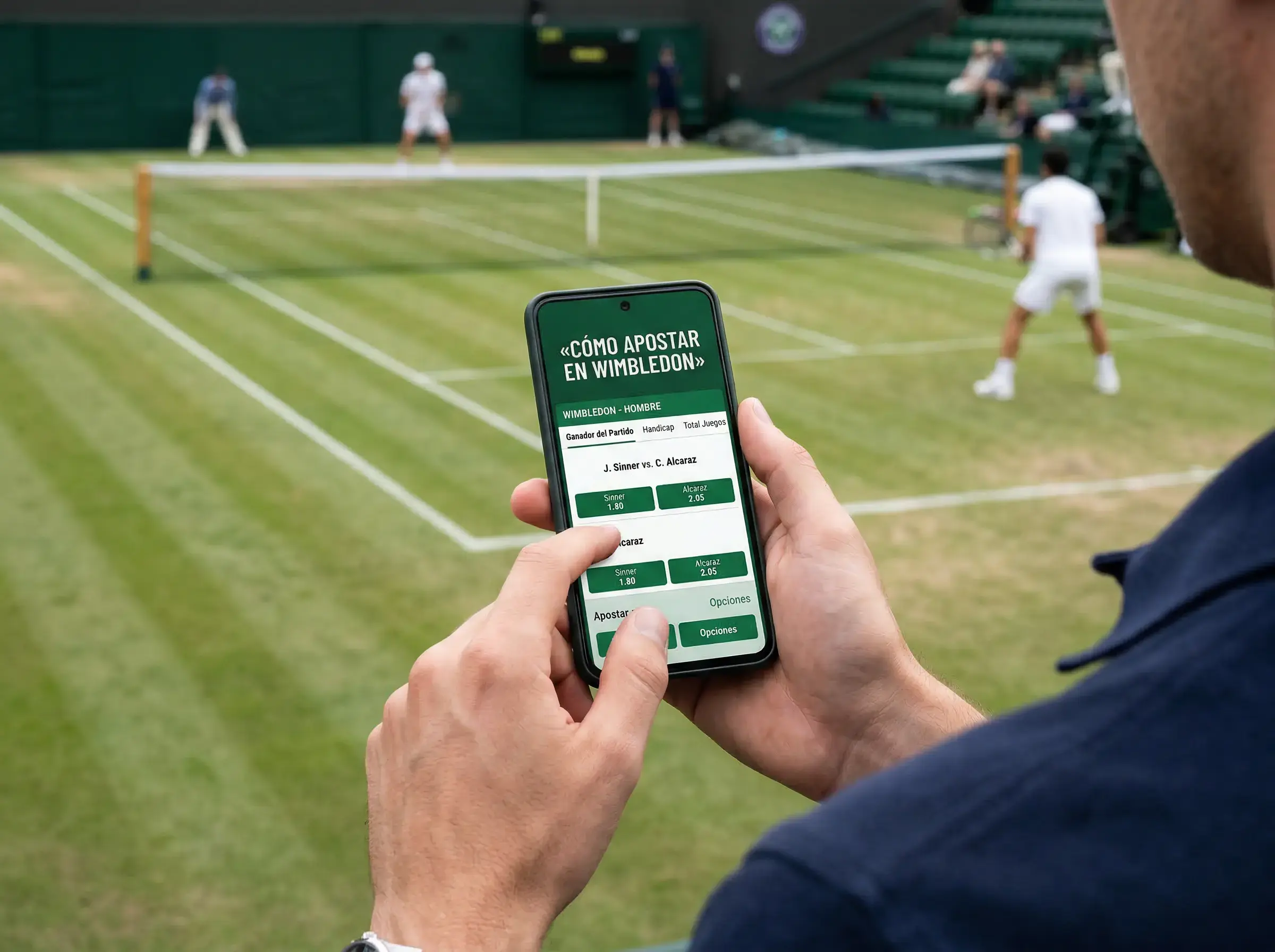 Persona con teléfono móvil frente a una pista de tenis de hierba consultando mercados de apuestas de Wimbledon